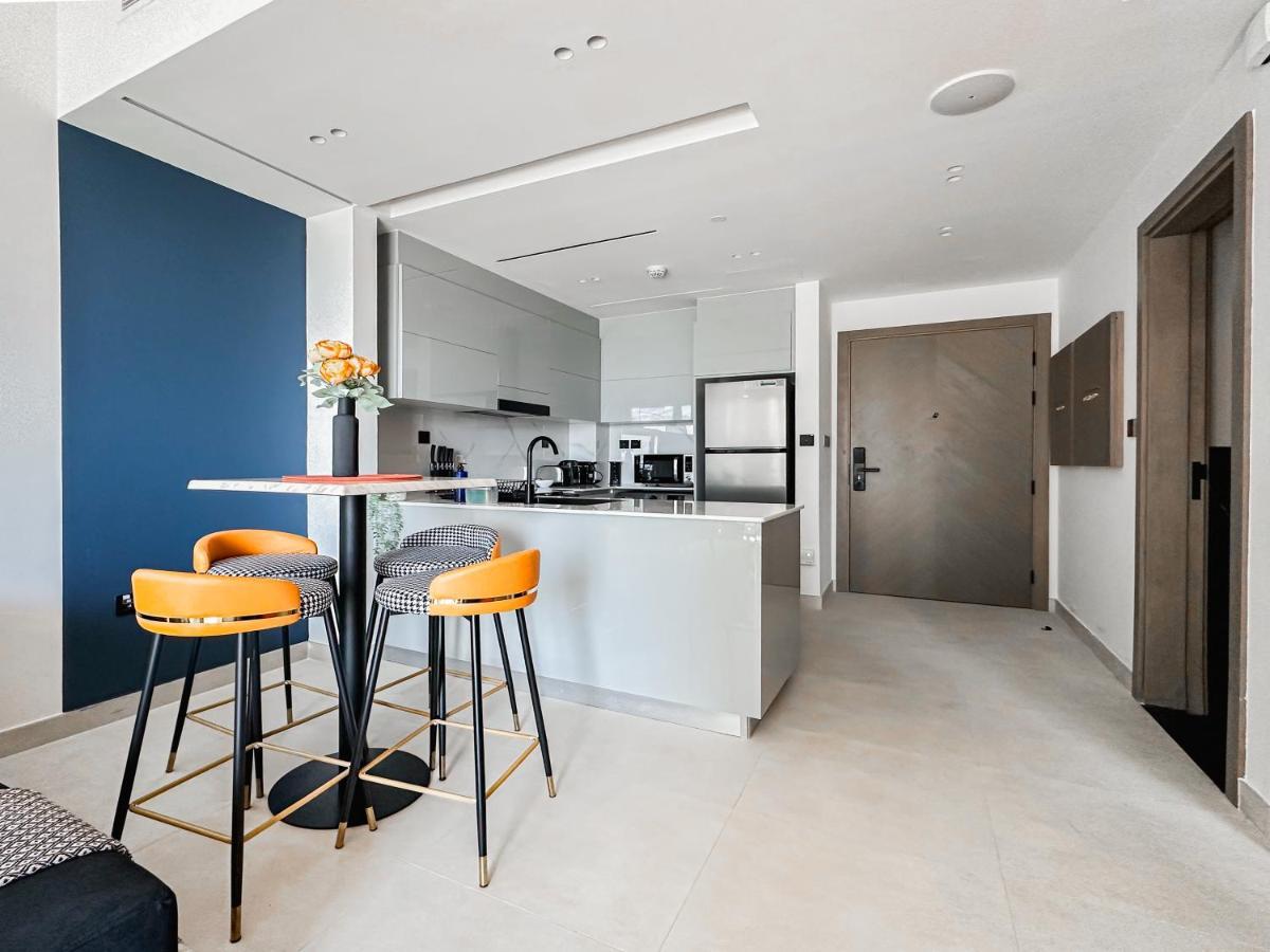 Apartment Trophy - Luxury Canal View Suites. Dubai