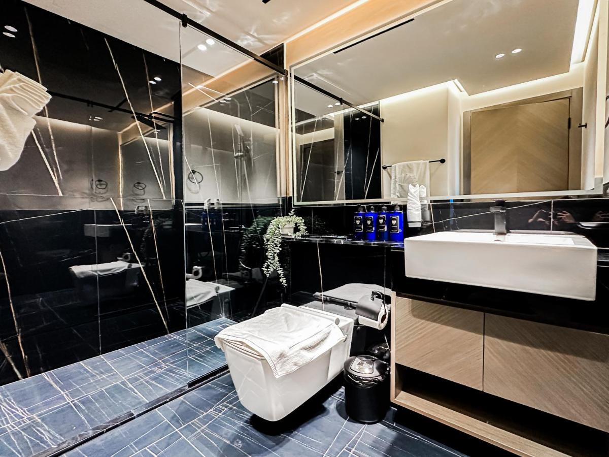 Trophy - Luxury Canal View Suites.